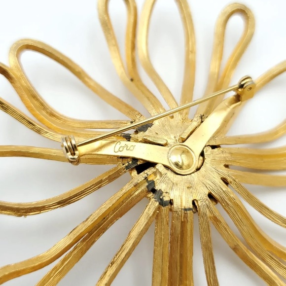 Vintage Large Unsigned Coro Brushed Gold-Tone Flower Daisy Open Work Brooch - Picture 15 of 17